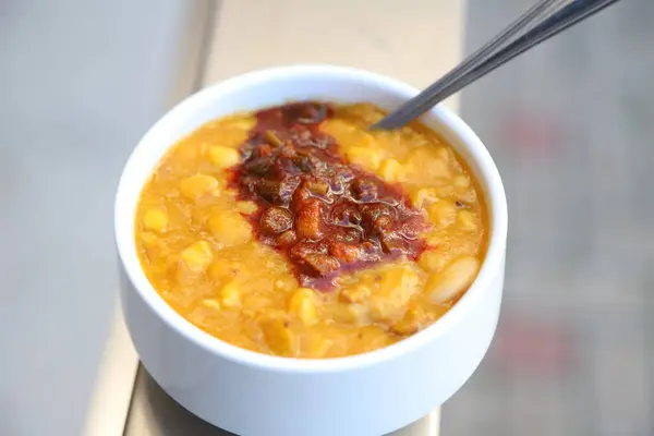 Locro. Ulusal tarihlerin tipik Arjantin yemekleri. Balkabağı, fasulye, et ve diğer malzemelerden oluşan gurme yemeği. İzole edilmiş. Hafif arkaplan. Geleneksel öğle veya akşam yemeği.