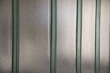 Şeffaf buzlu cam. Yarı şeffaf camlarda pürüzlü doku. Ofis kapısı ya da pencere. Desenli, desenli.