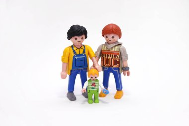 Oyuncak bebekler. Oyuncaklar, rakamlar. Beyaz arka plan. İzole edilmiş. Bebekli erkek bir çift. Arkadaşız. Eşcinseller. Aynı cinsiyetten çok kültürlü çift. LGBT ya da LGBT topluluğu. Mutlu insanlar. Aşk.