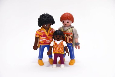 Oyuncak bebekler. Oyuncaklar, rakamlar. Beyaz arka plan. İzole edilmiş. Kızlarıyla birlikte erkek bir çift. Arkadaşız. Eşcinseller. Aynı cinsiyetten çok kültürlü çift. LGBT ya da LGBT topluluğu. Mutlu insanlar. Aşk.