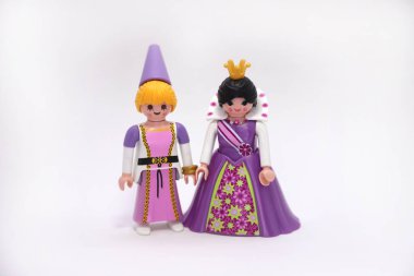 Kraliçe, prenses ve peri masallarının tek boynuzlu atı. Adet elbiseleri pembe, mor, leylak, beyaz olan kraliyet ailesinin anne ve kızı. Oyun figürleri. Koleksiyonluk bebekler. Oyuncaklar. Kadın ve genç kız..