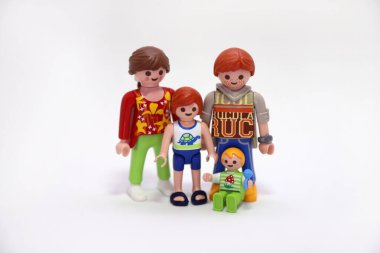 Anne, baba ve oğullar. Anne, baba, oğul ve bebek. - Aile. Sevgi. Oyuncak bebekler. Oyuncaklar, rakamlar. Mutlu aile fotoğrafı. Beyaz arka plan. İzole edilmiş. Erkek, kadın ve çocuklar.