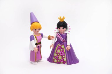 Masalların kraliçesi ve prensesi. Adet elbiseleri pembe, mor, leylak, beyaz olan kraliyet ailesinin anne ve kızı. Oyun figürleri. Koleksiyonluk bebekler. Oyuncaklar. People Woman ve genç kız. İzole edilmiş