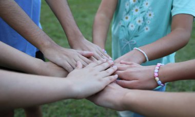 Elleri bağlı bir grup arkadaş. Takım çalışması. Arkadaşlık. - Aile. Birlik. Çocuk oyuncağı. Çocukluk arkadaşı. Arkadaşlık anlaşması. Grup oyunu. Birlik ve takım çalışmasını gösteren el yığınları.