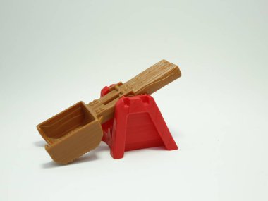 Mancınık. Oyuncak mancınık. Grafiksel kaynaklar. Fırlat. İzole edilmiş beyaz.