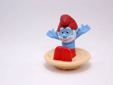 Oyuncak, Şirinler. Şirin Baba. Ormandaki mantar evlerinde yaşayan küçük mavi yaratıklar. Televizyon karakterleri, filmler ve çizgi romanlar. Mavi yaratıklar.