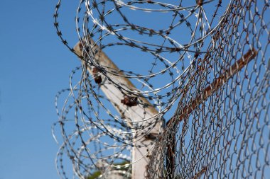 Emeklilik. arbed teli. Tel örgü. Hapis. Hapsedilme. - Güvenlik. Giriş ve çıkış için kısıtlı erişim. Metal çit. Çevreleme.