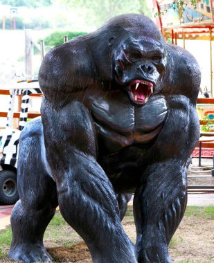 King Kong. Kafatası Adası 'nda yaşayan devasa bir goril. Maymun. Vahşice. Filmler. Filmler. Lunaparktaki heykel. Kötü Hayvan.