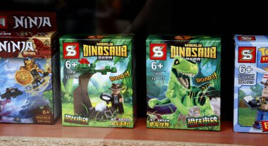 Çin kökenli oyuncak kutuları. Ünlü insanların oyuncaklarını taklit ediyorlar. Lego tipi oyuncaklar. Jurassic World, Ninja, Oyuncak Hikayesi, Indiana Jones. Oyuncak dükkanının vitrininde bir kutu çocuk oyuncağı. Sahte oyuncaklar.