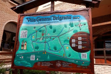 Üzerinde Villa General Belgrano, Crdoba, Arjantin haritası olan bir poster. Tahtaya oyulmuş harita. Oktoberfest salonu. Bölgede turistik yerleri olan bir yol. Gösterge işareti.