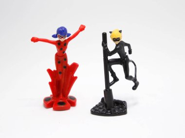 Uğur böceğinin Maceraları. Uğur böceği ve Chat Noir oyuncağı. Marinette ve Adrien. Paris 'te yaşayan Fransız süper kahramanlar. Televizyon dizisindeki karakterlerin figürleri. Çocuklar için oyuncaklar. 