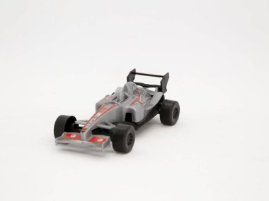Formula 1 yarış arabası. Oyuncak araç. Sıradan bir araba. İzole edilmiş. Çocuklar için oyuncak. Hızlı araba..