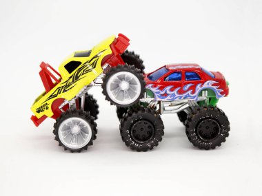 Canavar reçeli. Kamyon kavgası. 4x4 turbo kamyonlar. 4 'e 4. Çekiş aracı. Çocuklar için oyuncak arabalar. Taşımacılık. Yarış arabası. Rekabet, hız ve güç. Tüm arazide. Sarı ve kırmızı plastik araba..