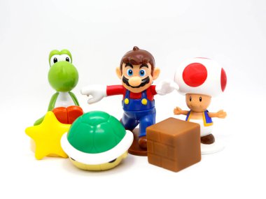 Süper Mario Kardeşler MacDonal 'ın Mutlu Yemek Oyuncakları. Kurbağa. Süper Mario Kardeşler ve arkadaşları. Süper ünlü video oyunu. İzole edilmiş. Yıldız. Boks yap. Video oyunu karakterleri. Nintendo. Yoshi, Toad, yıldız.