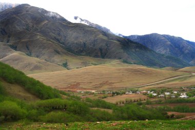Taf del Valle manzarası, Tucumn, Arjantin. Tafi. Tucumn. Dağ, vadi ve turistik şehir. Ağaçlar. Dağların üzerinde bulutlar.