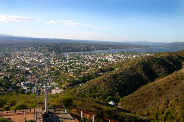 Villa Carlos Paz, Cordoba, Arjantin manzarası. Punilla Vadisi 'nin turistik şehri. Latin Amerika. Turist eğlencesi. Aerosilla tepesinden görüntü. Dağlar, göller. Asansör..