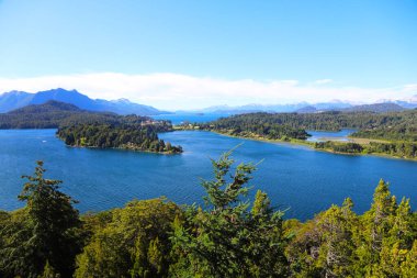 Nahuel Huapi Gölü manzarası. Bariloche, Ro Negro, Arjantin. Patagonya. Panoramik manzara. Turistik şehir. Dağlar ve göl. Çam ormanları. Adalar.