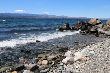 Arjantin 'in Bariloche, Ro Negro kentindeki Nahuel Huapi Gölü' nün panoramik manzarası. Arjantin Patagonya 'sı. Patagonya Gölü. Turistik şehir. Puerto San Carlos.