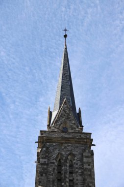 Nahuel Huapi Katedrali 'nin Kulesi. San Carlos de Bariloche Kilisesi, Rio Negro, Arjantin. Taş kilise. Ön cephe. Mimarlık. Dini Katolik tapınağı. Fransız anılarıyla Neo-Gotik stil.