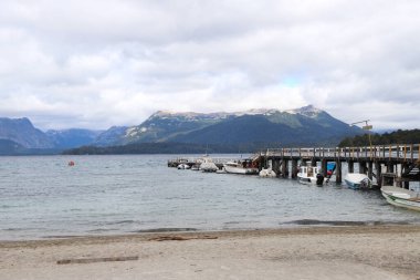 Port Villa La Angostura 'da tekneler, Neuquen, Arjantin. Patagonya. Nahuel Huapi Gölü. Bay. Turistik şehir. Manzara.