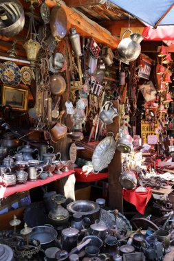 İkinci el eşyalar ve eski eşyalar satıyor. Antika koleksiyonu satışı.