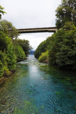 Ro Correntoso. Rush River. Dünyanın en kısa nehri. Villa La Angostura, Neuquen, Patagonya Arjantin. Köprünün altından geçen turkuaz su nehri.