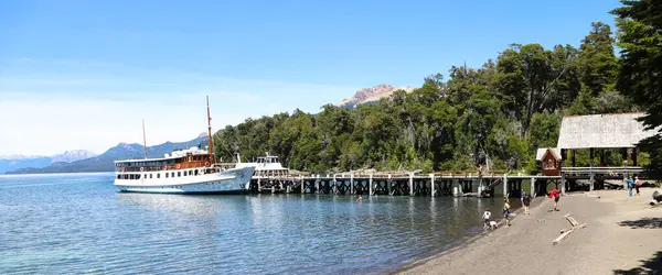 Anchorena Limanı. Victoria Adası. Modesta Victoria adında tarihi bir gemi. Nahuel Gölü Huapi, Rio Negro, Arjantin. Arjantin Patagonya 'sı. Kumsaldaki turistler. Peyzaj.