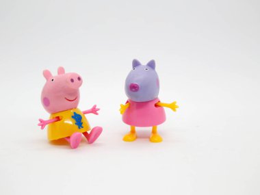 Peppa domuzu ve şeker kedi. Arkadaşız. Televizyon dizisindeki domuz. Sarı elbiseli küçük pembe domuz.