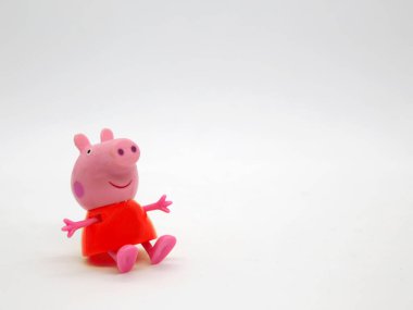 Peppa domuzu. Televizyon dizisindeki domuz. Pembe elbiseli küçük pembe domuz. Bebekler ve çocuklar için çizgi film. Oyuncak
