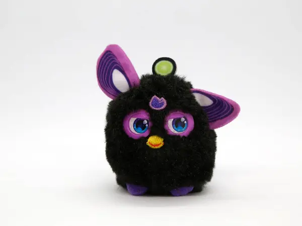 Furby. Çocuklar için pelüş oyuncak. Aynı zamanda bir yapay zeka oyuncağı. Şefkatli gözlerle. Kürklü bebek.