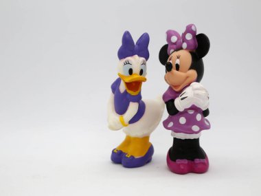 Minnie Mouse ve Daisy Duck. Oyuncaklar. Walt Disney Film Stüdyoları 'ndan çizgi film karakterleri. Minnie, Mickey Mouse 'un kız arkadaşı. Daisy, Donald Duck 'ın kız arkadaşı. İzole edilmiş beyaz.