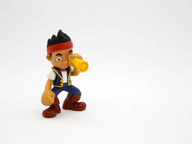 Jake ve Olmayan Ülke Korsanları. Televizyon dizisi oyuncakları. Jake, Izzy ve Cubby. İzole edilmiş beyaz. Küçük Disney. Olmayan Ülke 'de maceralar yaşayan bir grup korsan çocuk..