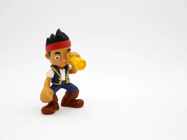 Jake ve Olmayan Ülke Korsanları. Televizyon dizisi oyuncakları. Jake, Izzy ve Cubby. İzole edilmiş beyaz. Küçük Disney. Olmayan Ülke 'de maceralar yaşayan bir grup korsan çocuk..
