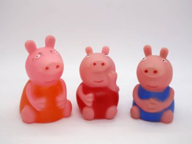 Peppa domuzu, George ve annem domuz. Televizyon dizisindeki domuz. Pembe elbiseli küçük pembe domuz.