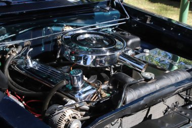 Tamir edilmiş ve modifiye edilmiş araba motoru. Tamir edilmiş eski araba. Kaputu açık araba motoru gösteriyor..