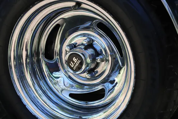 Lastik Tekerleği Parlak Gümüş Renkli Klasik Bir Araba Lastiği Araba — Stok fotoğraf