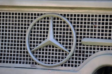 Unimog kamyonunda metalik Mercedes Benz araba logosu klasik araba detayı. Eski koleksiyon arabası..