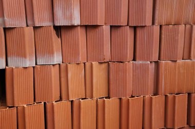 Çatı tuğlaları yığını. Termal seramik tuğla. Ev ve binaların inşaatı için tuğlalar. İnşaat, inşaat, mimari çalışmaları, şehir planı kavramı.