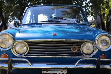 Eski klasik arabaların açık hava sergisi. Mavi bir Fiat Coupe 1500 'ün önü. Koleksiyoncu arabası.