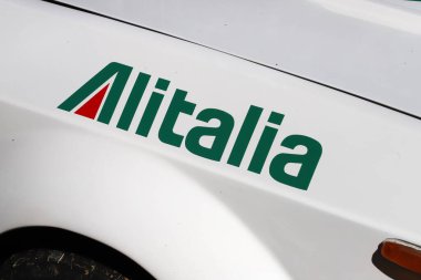 Alitalia havayolu şirketinin logosu bir yarış arabasına sponsor oluyor..