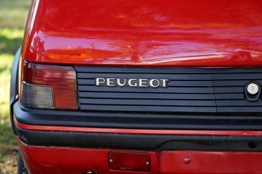 Peugeot 205 CTI araç detayı. Küçük spor araba. Kırmızı araba. Eski klasik arabaların açık hava sergisi.