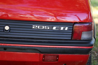 Peugeot 205 CTI araç detayı. Küçük spor araba. Kırmızı araba. Eski klasik arabaların açık hava sergisi.