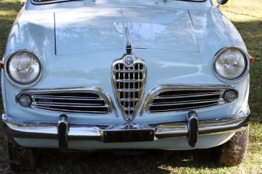 Araba Alfa Romeo Giulietta Sprint. Eski klasik arabaların açık hava sergisi. Ön tarafın ayrıntıları.. 