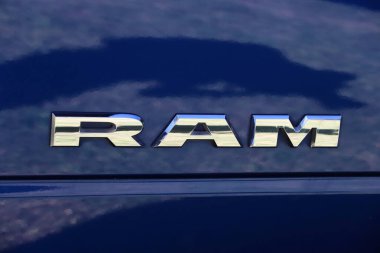 Kamyon logosu. Amerikan kökenli bir araç. Birleşik Devletler otomotiv markalı mavi kamyoneti kapatın..