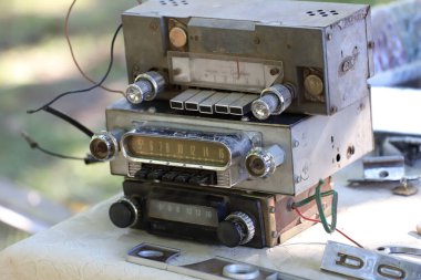 Antika bir dükkanda satılık eski arabaların radyoları. Eski araba geçişleri. Araçlar için radyo yayın ekipmanları.