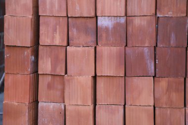 Tuğla yığını. Termal seramik tuğla. Ev ve binaların inşaatı için tuğlalar. İnşaat, inşaat, mimari çalışmaları, şehir planı kavramı.