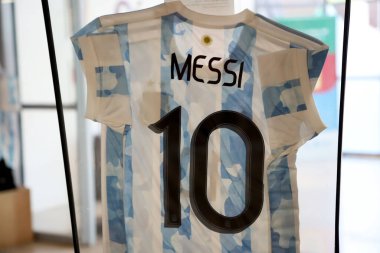 Lionel Messi 'nin Arjantin Millî Takımı forması Crdoba, Arjantin' deki Kempes Stadyumu İl Spor Müzesi 'nde sergilendi. Messi. 10 numara açık mavi ve beyaz Copa Amrica gömleği.