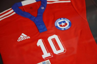 Şili futbol takımının tişörtü. Şili takım tişörtü Mario Alberto Kempes Spor Müzesi, Crdoba, Arjantin 'de sergilendi. Kempes Stadyumu.