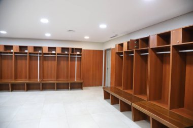 Mario Alberto Kempes Stadyumu, Crdoba, Arjantin 'deki boş soyunma odası. Futbolcular için kıyafet.