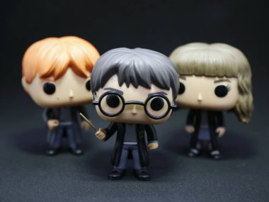 Harry Potter, Hermione Granger ve Ron Weasley Funko. İzole edilmiş siyah. Koyu.